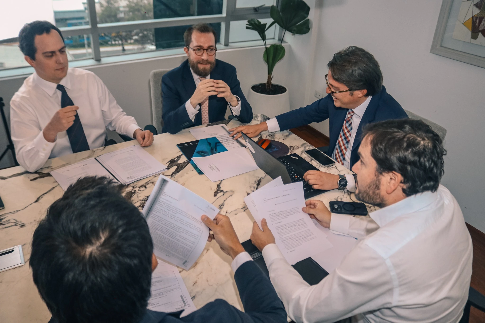 Equipo HEKA en reunión de asesoría legal